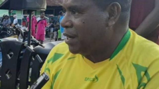 Bupati Waropen yang juga sebagai Ketua Umum Persatuan Sepakbola Waropen (Persewar Waropen), Yermias Bisai SH saat diwawancarai wartawan usai menyaksikan kompetisi Migani Cup II 2020